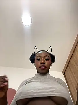 Snapshot of alissradiante1 chatting on October 8, 2025, 12:23 am alissradiante1 online show from October 8, 2025, 12:23 am