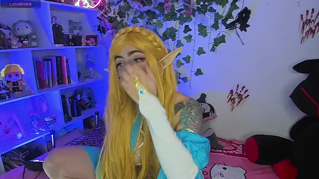 sarahminage  online show from November 11, 2025, 6:03 pm