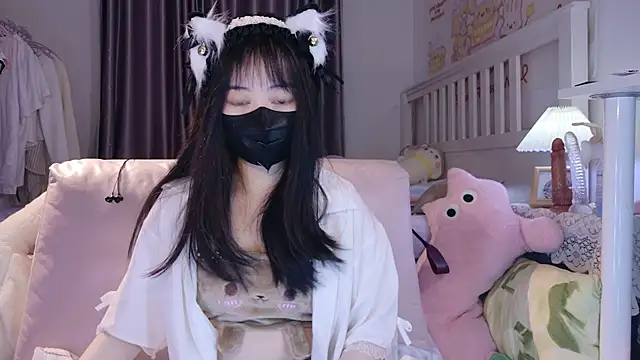 love-uiui online show from October 28, 2025, 2:27 pm