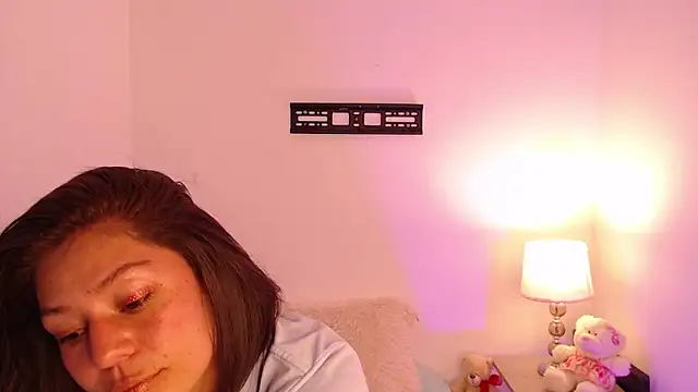 renataj online show from November 18, 2025, 8:23 pm