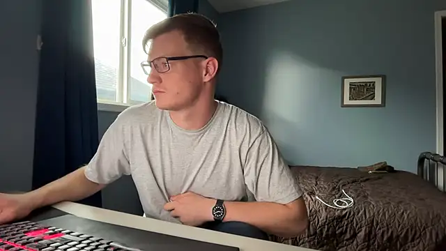 lustylyndon online show from June 16, 2026, 3:12 pm