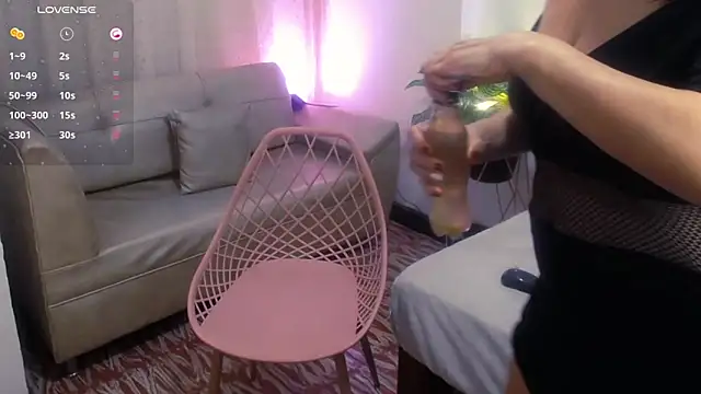 Yeseniaa25  online show from April 17, 2026, 3:15 pm