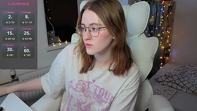 Snapshot of urstripchatgf chatting on November 17, 2025, 7:12 am urstripchatgf online show from November 17, 2025, 7:12 am