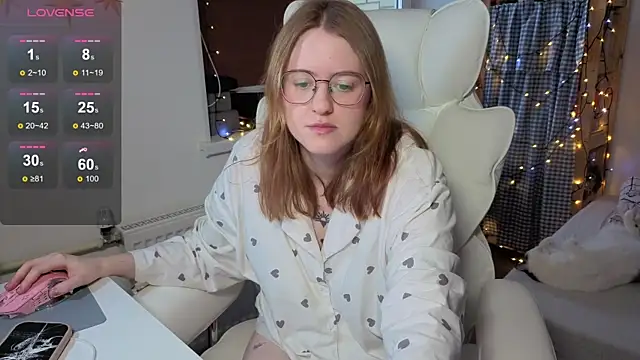 Snapshot of urstripchatgf chatting on November 22, 2025, 8:46 am urstripchatgf online show from November 22, 2025, 8:46 am