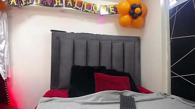 EmmaJhomson online show from October 13, 2025, 8:10 pm