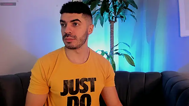 Snapshot of AxelThompson_ chatting on December 14, 2025, 11:05 am AxelThompson online show from December 14, 2025, 11:05 am