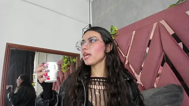 viollettaa  online show from April 10, 2026, 6:48 pm