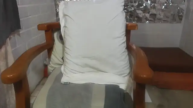 Snapshot of rose-crystal chatting on October 8, 2025, 2:40 pm rose-crystal online show from October 8, 2025, 2:40 pm