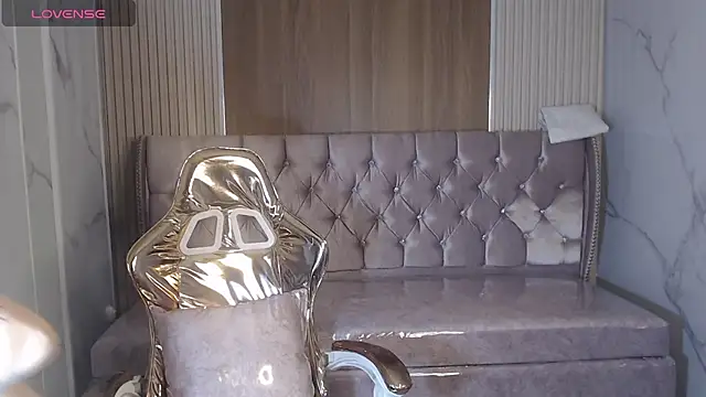 madelen b online show from November 14, 2025, 8:01 pm