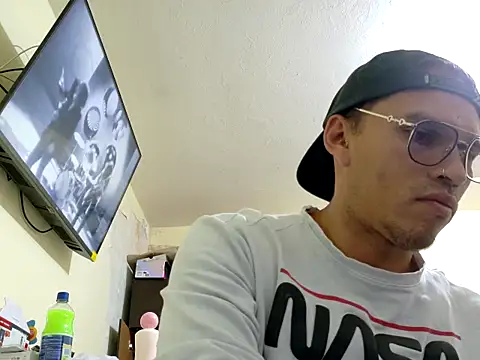 DOBLEWYOSK69G online show from October 23, 2025, 1:32 pm