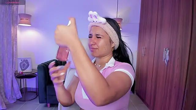 DANDARA THOM online show from October 8, 2025, 7:25 pm