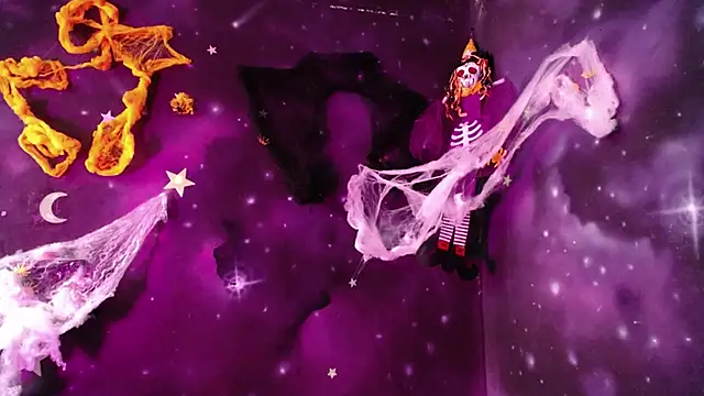 CristaldelLeon s online show from September 30, 2025, 8:15 pm