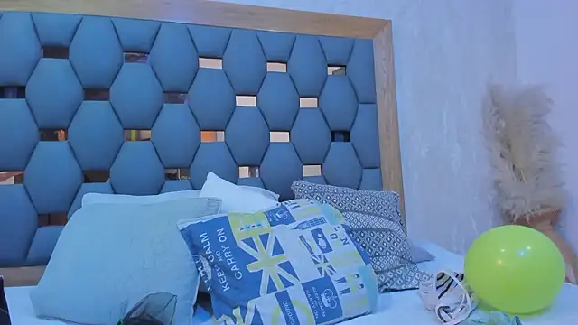 juliette pretty  online show from March 15, 2026, 7:10 pm