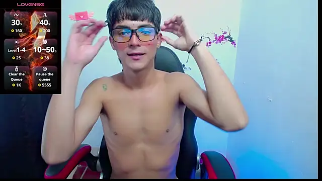 Thommy cute online show from November 12, 2025, 1:48 pm