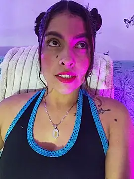 Snapshot of Fox_Roxxan chatting on June 7, 2026, 2:17 am Fox Roxxan online show from June 7, 2026, 2:17 am