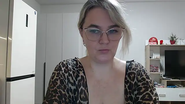 Snapshot of EleanoraDream chatting on April 27, 2026, 10:57 am EleanoraDream online show from April 27, 2026, 10:57 am