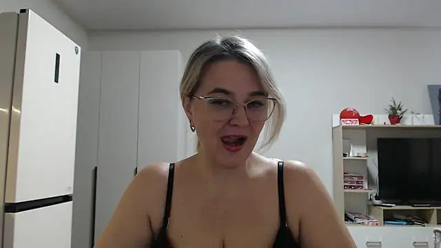 Snapshot of EleanoraDream chatting on April 28, 2026, 9:03 am EleanoraDream online show from April 28, 2026, 9:03 am