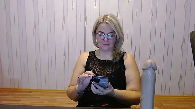 Snapshot of EleanoraDream chatting on November 11, 2025, 6:25 pm EleanoraDream online show from November 11, 2025, 6:25 pm