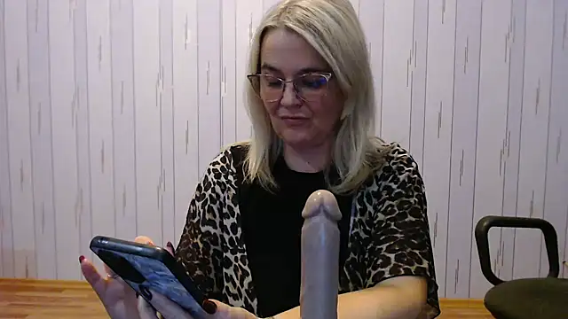 Snapshot of EleanoraDream chatting on November 6, 2025, 2:54 pm EleanoraDream online show from November 6, 2025, 2:54 pm