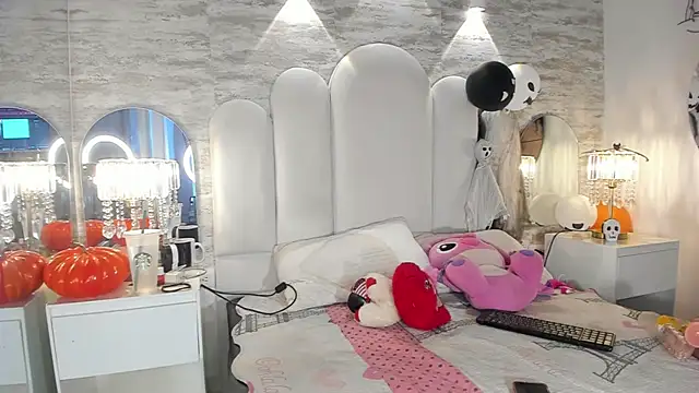 Yassy vazquez online show from October 22, 2025, 7:35 pm