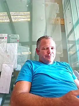 cubanitofeliz40 online show from November 3, 2025, 8:12 pm