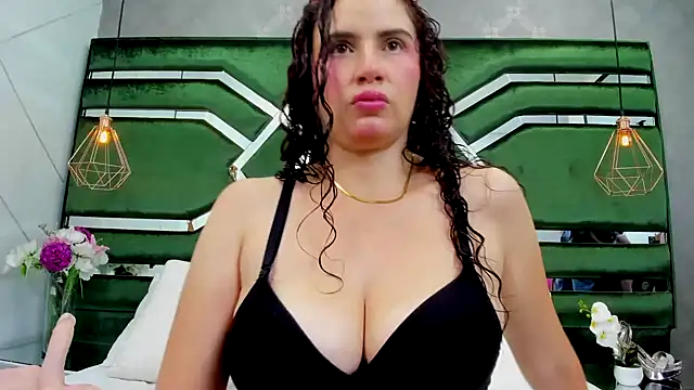 ThaliaCross online show from October 14, 2025, 7:36 pm