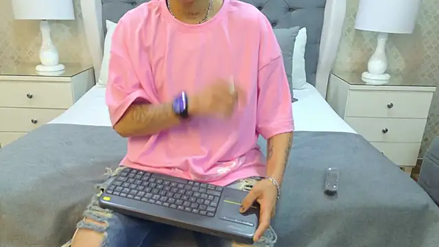 Snapshot of ZoeKrug chatting on October 13, 2025, 11:56 am ZoeKrug online show from October 13, 2025, 11:56 am