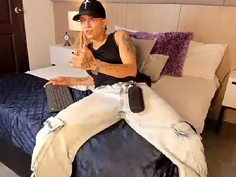 ZoeKrug online show from February 12, 2026, 1:00 pm