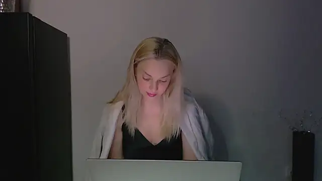 Snapshot of Lia_noo_regrets chatting on May 3, 2026, 5:27 pm Lia noo regrets online show from May 3, 2026, 5:27 pm
