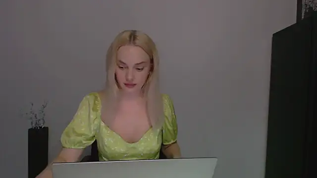 Snapshot of Lia_noo_regrets chatting on April 17, 2026, 4:43 pm Lia noo regrets online show from April 17, 2026, 4:43 pm