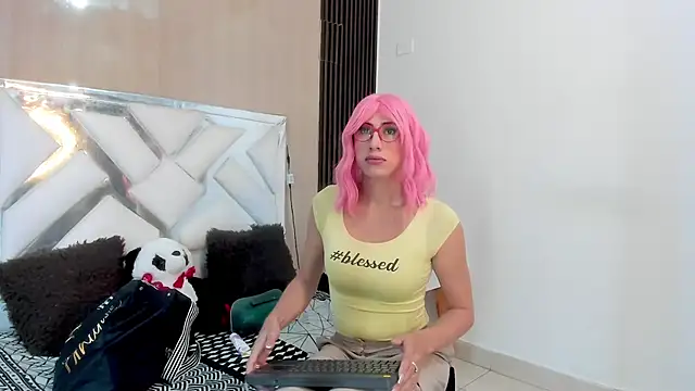 Snapshot of karen_matwell chatting on October 22, 2025, 2:05 pm karen matwell online show from October 22, 2025, 2:05 pm