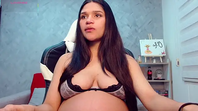 Snapshot of Roxxi_2110 chatting on October 6, 2025, 1:40 am Roxxi 2110 online show from October 6, 2025, 1:40 am