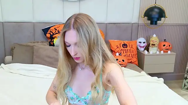 KellyBradford online show from October 25, 2025, 5:50 am