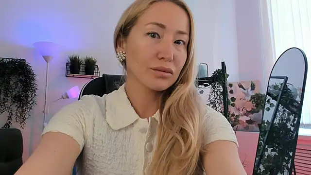 Snapshot of AstraMonroe chatting on May 1, 2026, 5:45 am AstraMonroe online show from May 1, 2026, 5:45 am