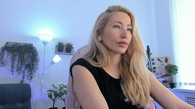 Snapshot of AstraMonroe chatting on April 30, 2026, 7:15 am AstraMonroe online show from April 30, 2026, 7:15 am