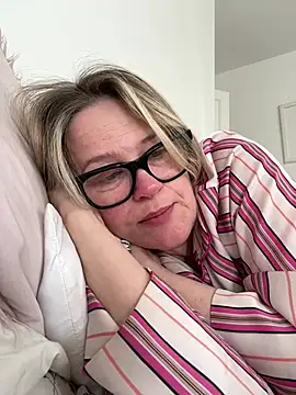 SuzieSub online show from March 26, 2026, 9:18 am