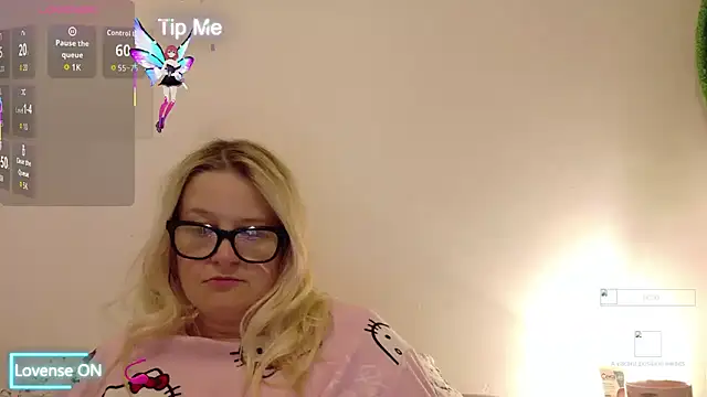 Snapshot of SuzieSub chatting on November 18, 2025, 8:28 am SuzieSub online show from November 18, 2025, 8:28 am