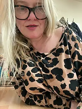 SuzieSub online show from March 18, 2026, 10:21 pm