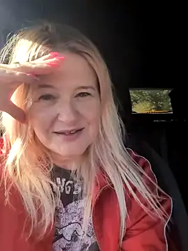 Snapshot of SuzieSub chatting on October 11, 2025, 11:55 am SuzieSub online show from October 11, 2025, 11:55 am