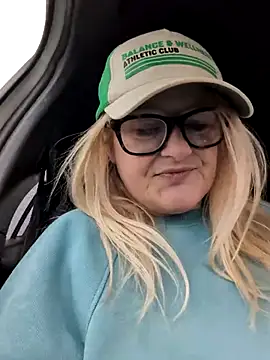 Snapshot of SuzieSub chatting on October 21, 2025, 12:48 pm SuzieSub online show from October 21, 2025, 12:48 pm