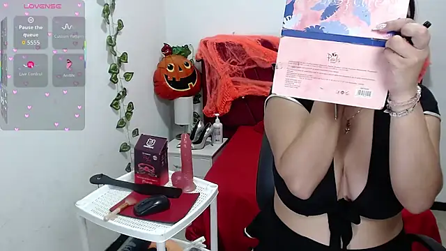 Snapshot of Julieta_curvy69 chatting on October 14, 2025, 12:17 pm Julieta curvy69 online show from October 14, 2025, 12:17 pm