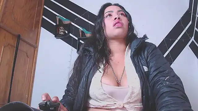 lola warner online show from September 20, 2025, 4:39 am