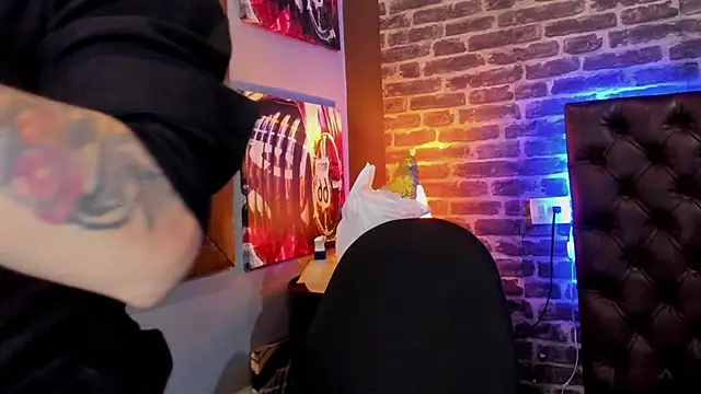 VinzenzRizzo online show from February 19, 2026, 4:20 am