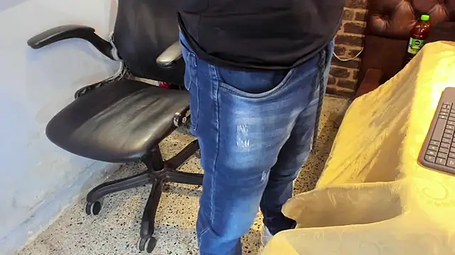 VinzenzRizzo online show from October 27, 2025, 5:30 am