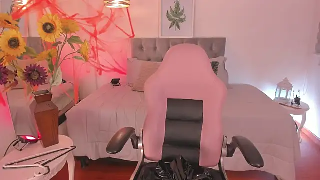 Lucie Harper online show from October 10, 2025, 7:58 pm