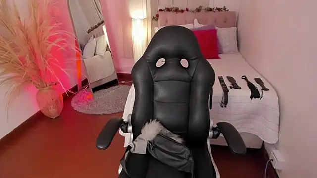 Lucie Harper online show from November 5, 2025, 8:12 pm