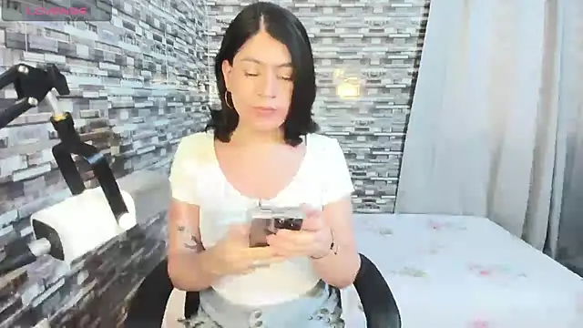 xxxEmmaxx online show from March 6, 2026, 9:54 pm