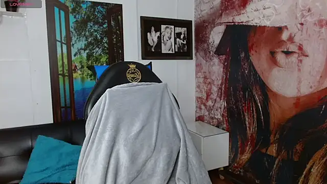 gigi gilt  online show from October 17, 2025, 4:27 am