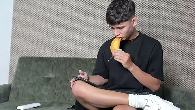 willy sexxx18 online show from November 8, 2025, 1:58 pm