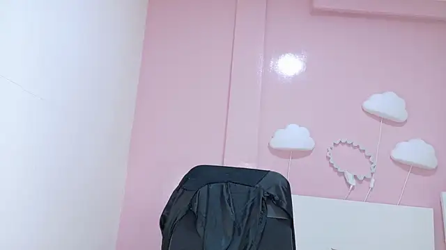 Taylorsmitth  online show from November 3, 2025, 11:58 am